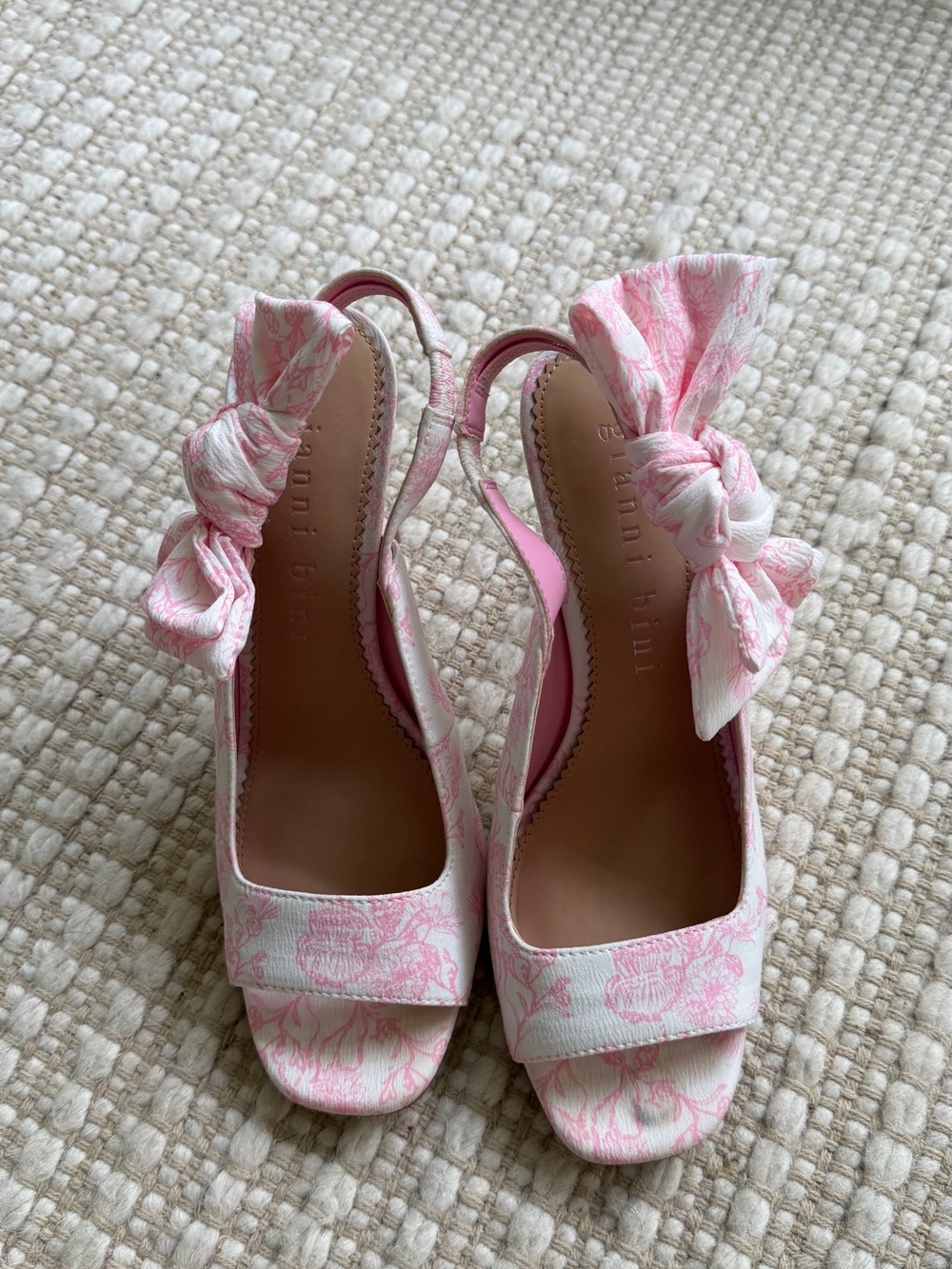 Gianni Bini Pink Toile Bow Heels - Picture 2 of 6